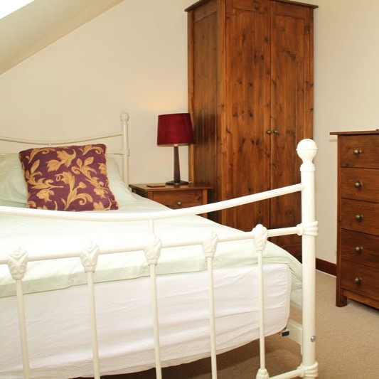 Lebanon Cottage single room with wardrobe and chest of drawers